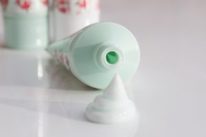 Top 7 Anti-Dandruff Shampoos: Bye Bye White Flakes